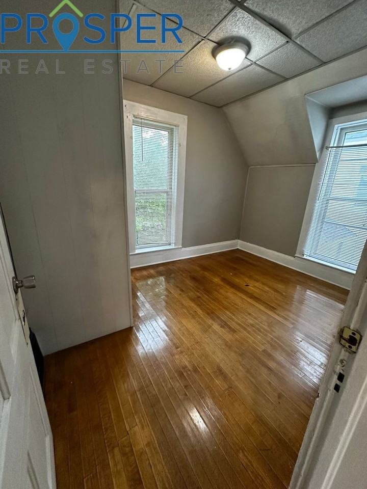 319 Earl St - Photo 6 of 13