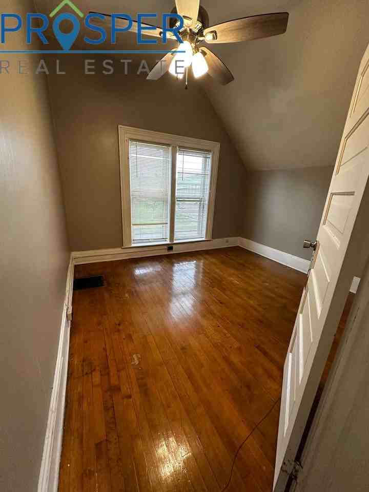 319 Earl St - Photo 7 of 13
