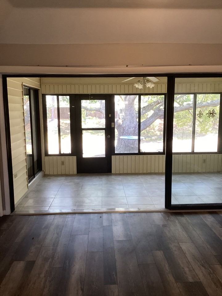 3239 Prairie Dunes Cir E - Photo 5 of 11