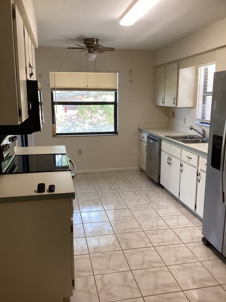 3239 Prairie Dunes Cir E - Photo 7 of 11