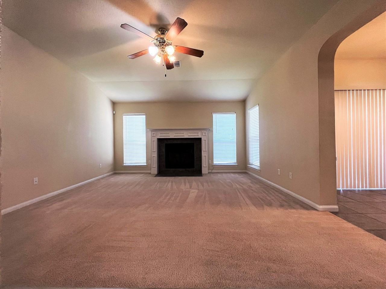 102 Lone Shadow Dr - Photo 5 of 22