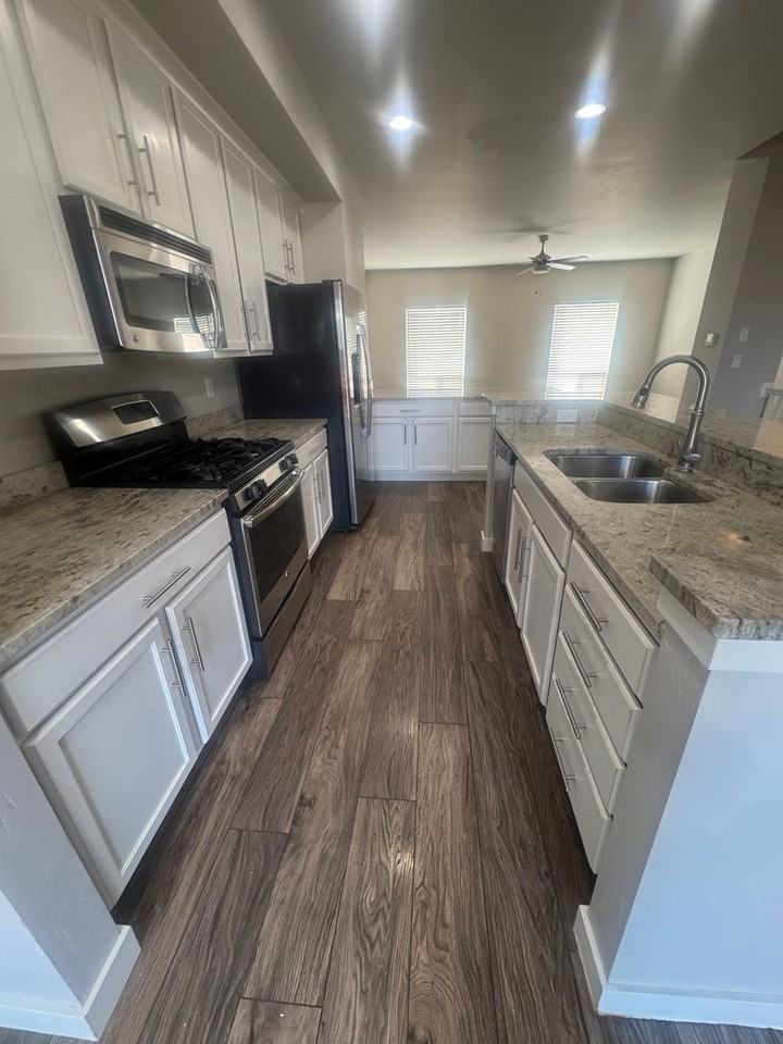 5129 W Ashfield Dr - Photo 4 of 12