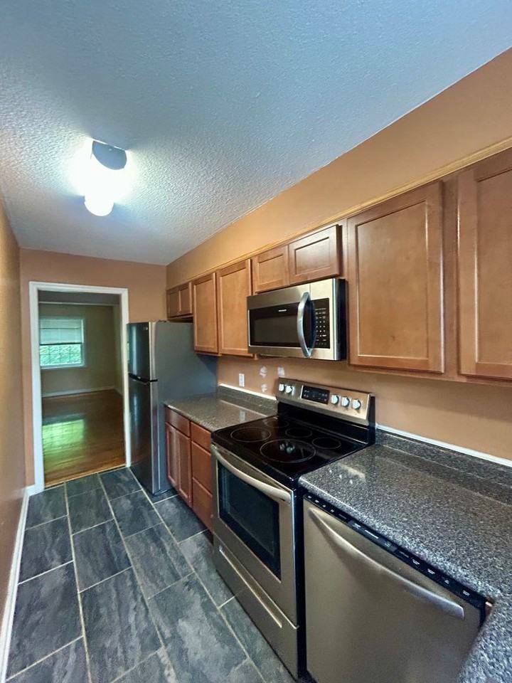 400 Davie Rd - Photo 3 of 13
