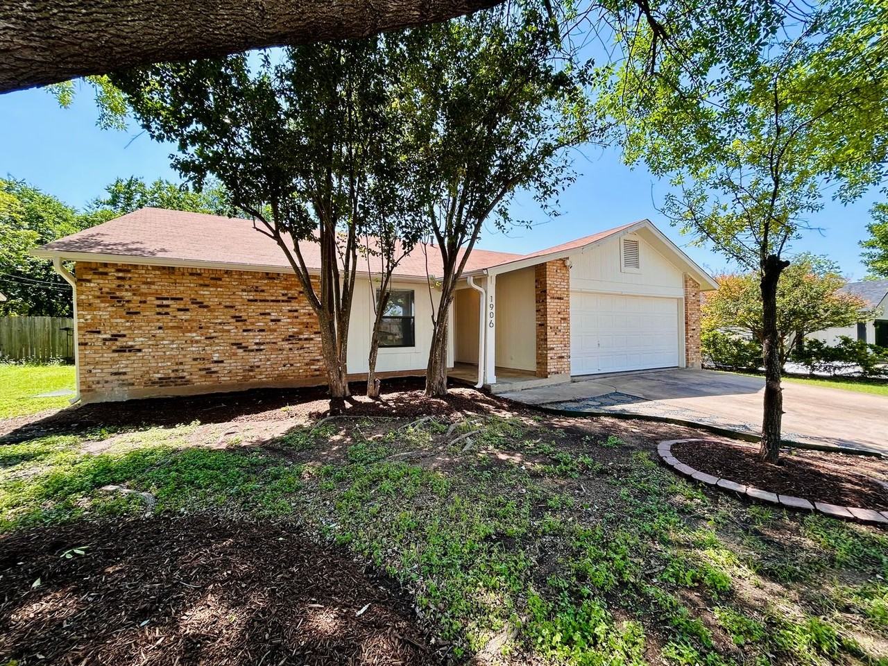 1906 Surrey Drive - Photo 3 of 30