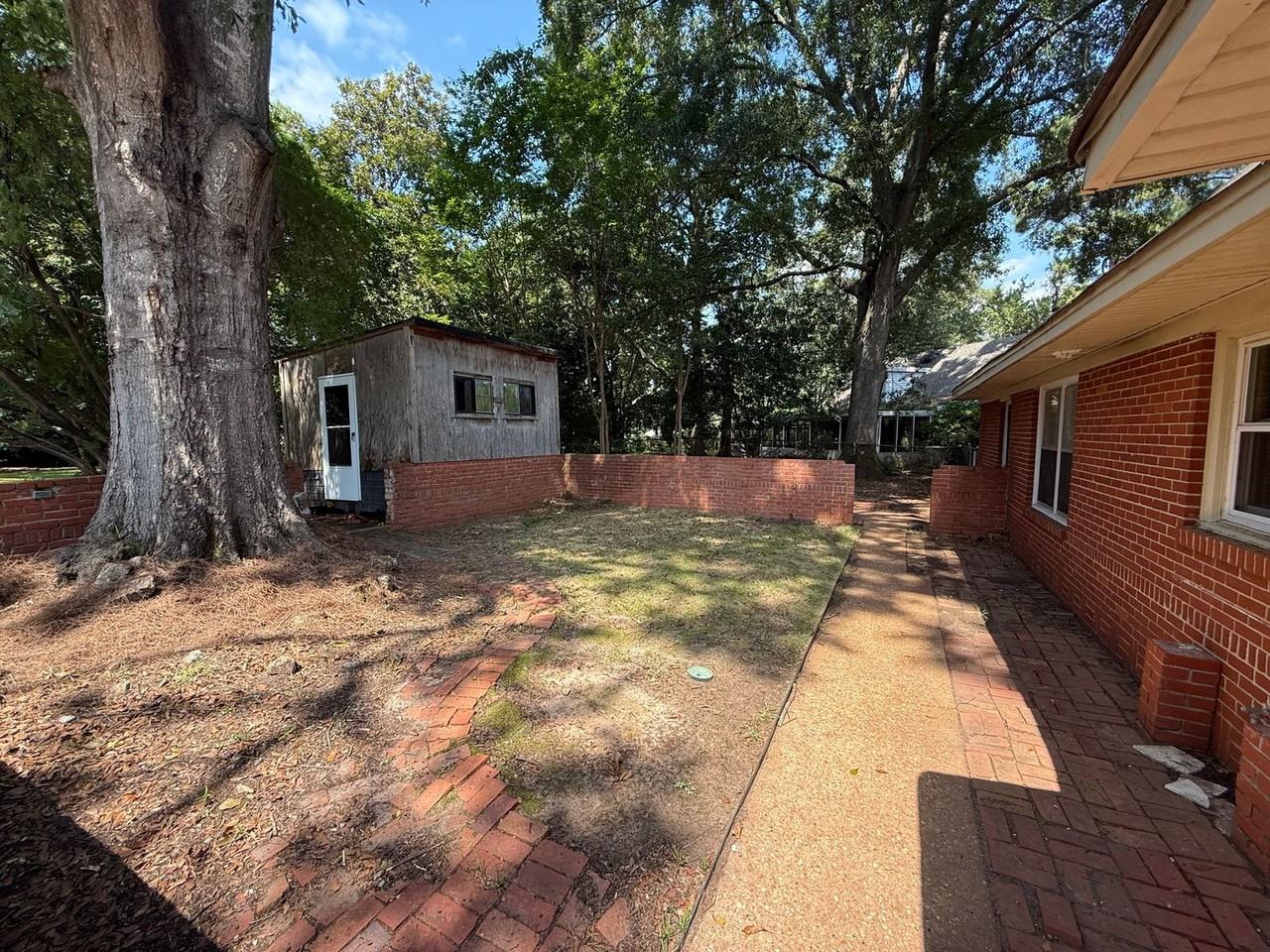 919 Highpoint Rd - Photo 5 of 16