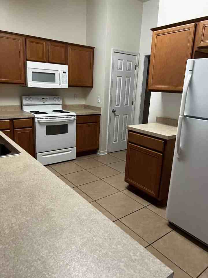 713 N Park Blvd - Photo 2 of 12