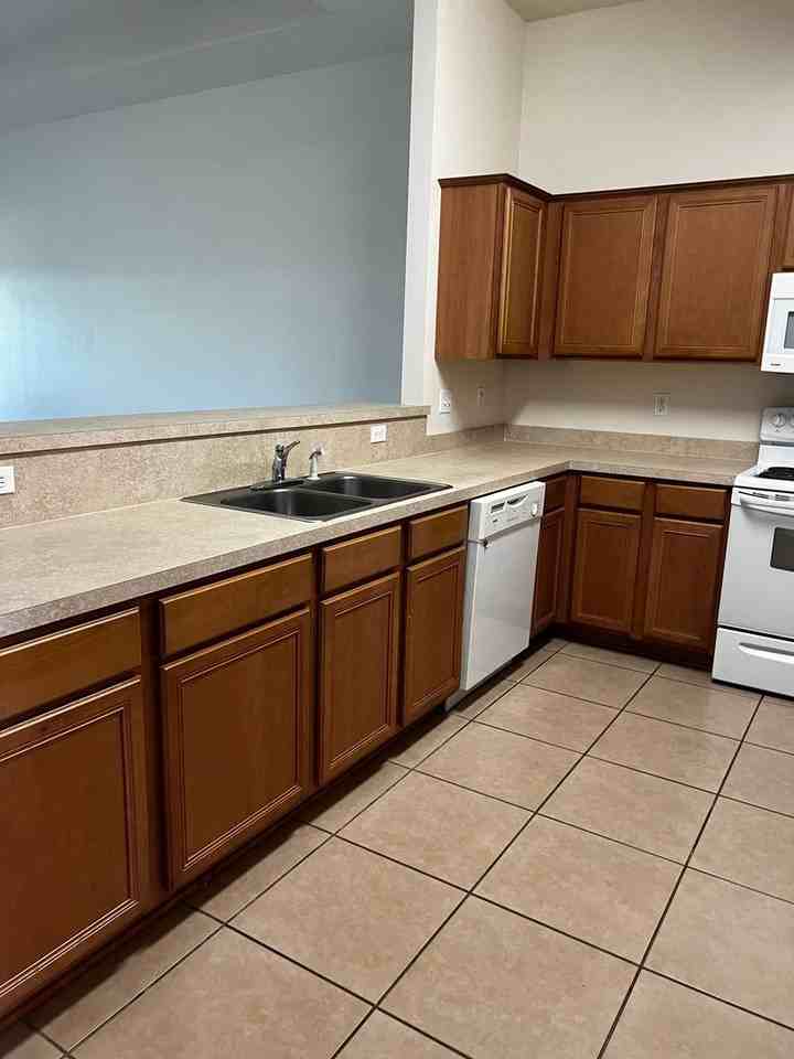 713 N Park Blvd - Photo 3 of 12