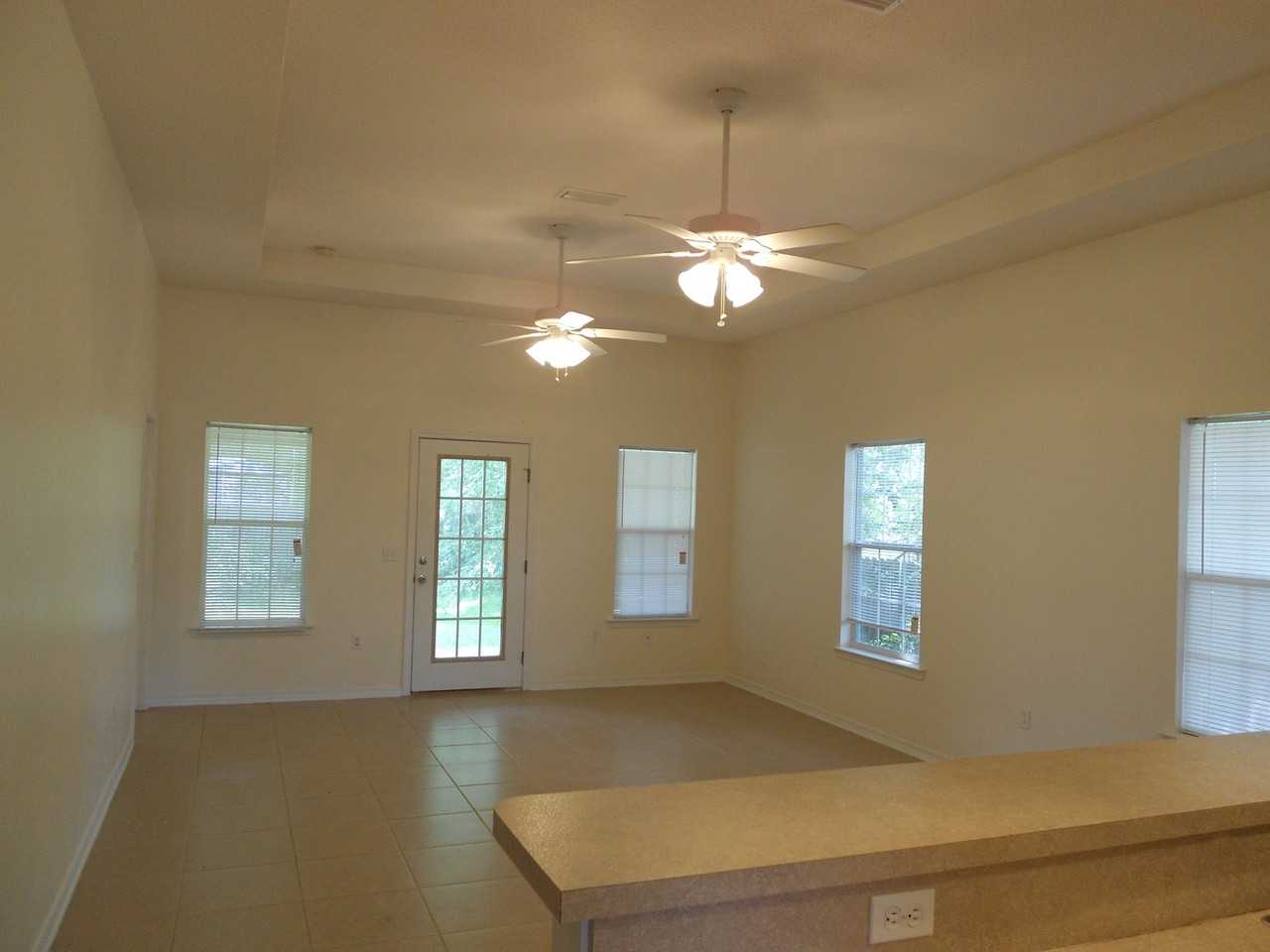 713 N Park Blvd - Photo 4 of 12