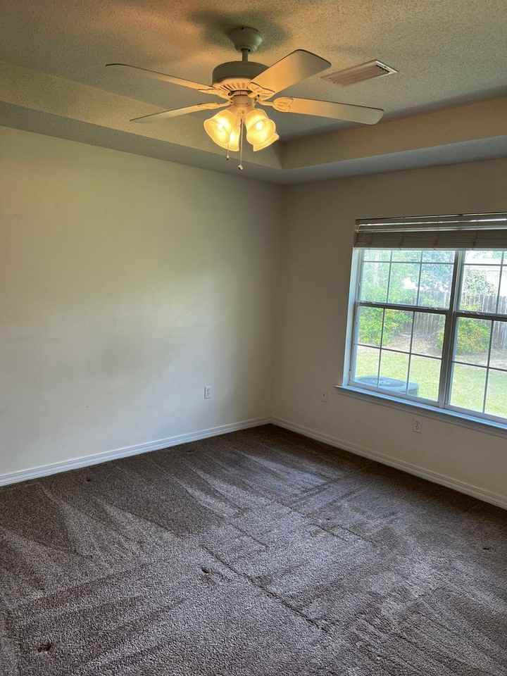 713 N Park Blvd - Photo 7 of 12