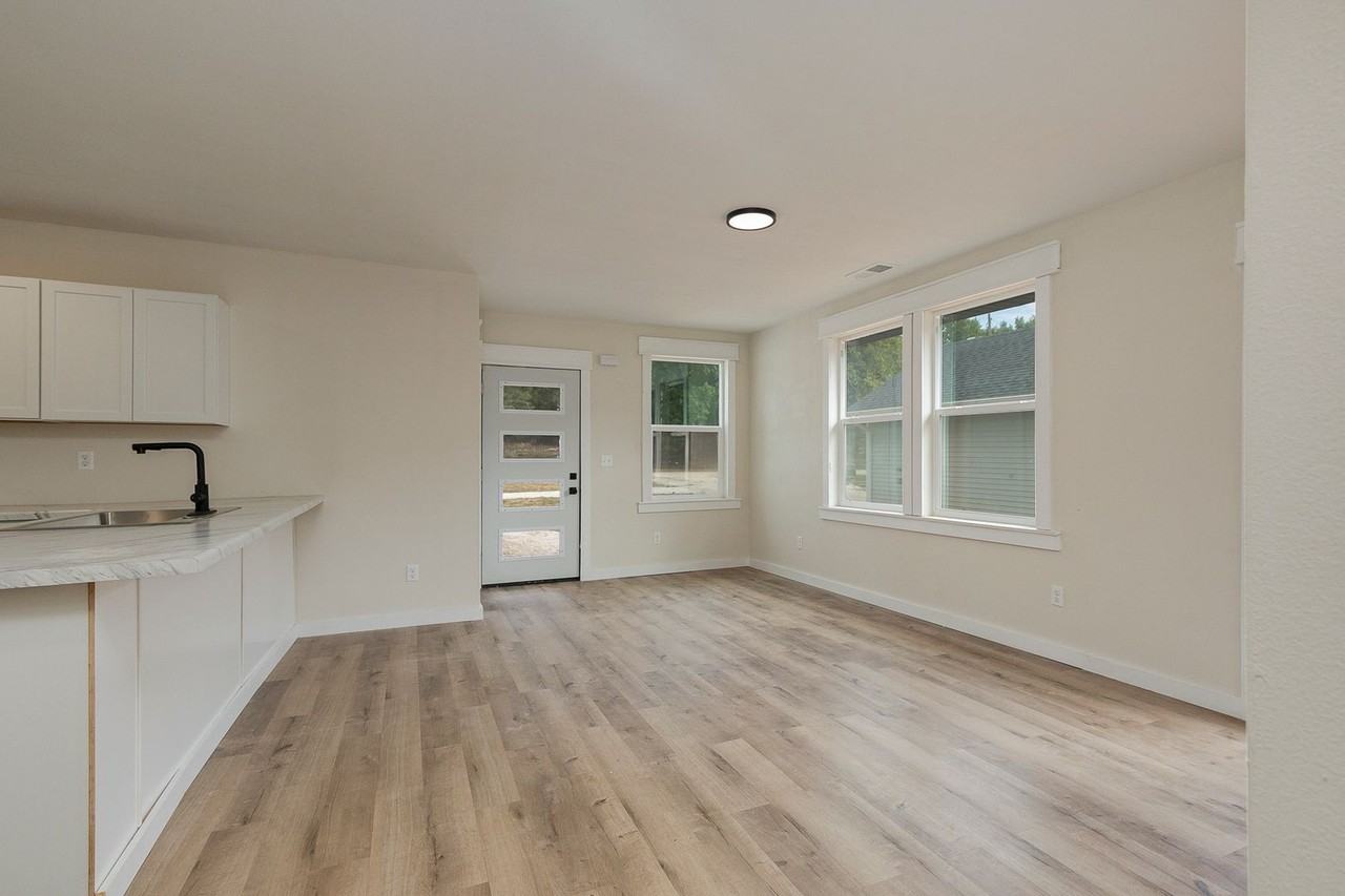 308 E Washington Ave - Photo 5 of 20