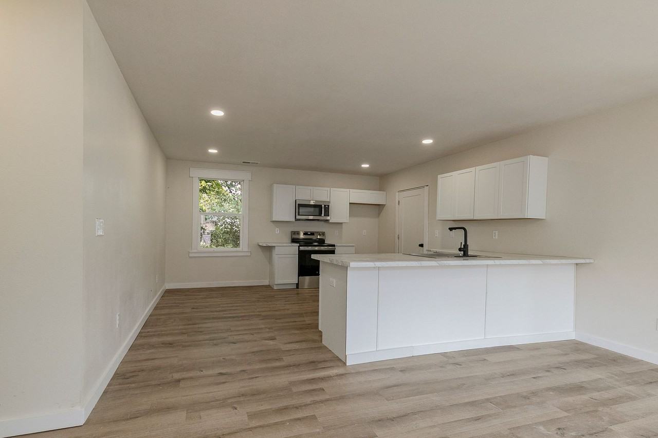 308 E Washington Ave - Photo 7 of 20