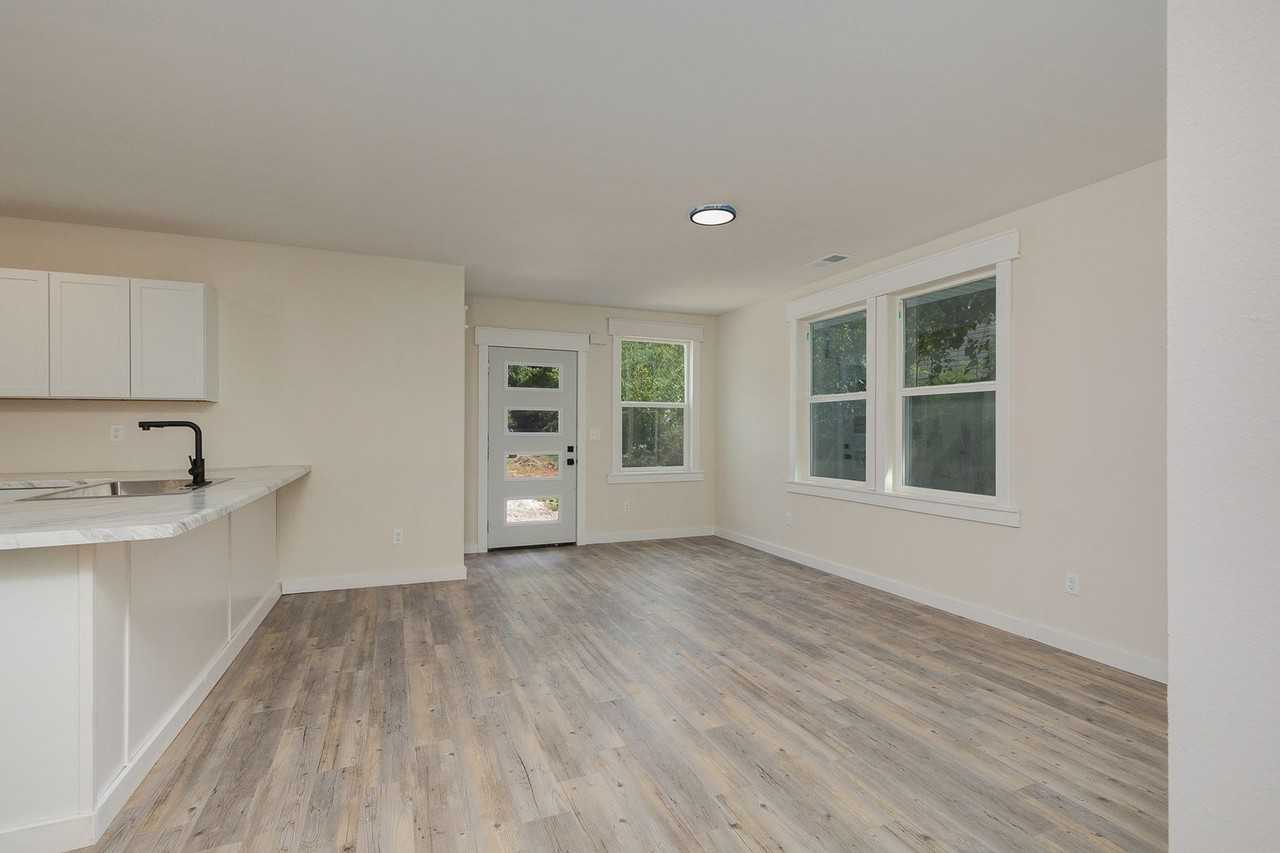 310 E Washington Ave - Photo 4 of 17