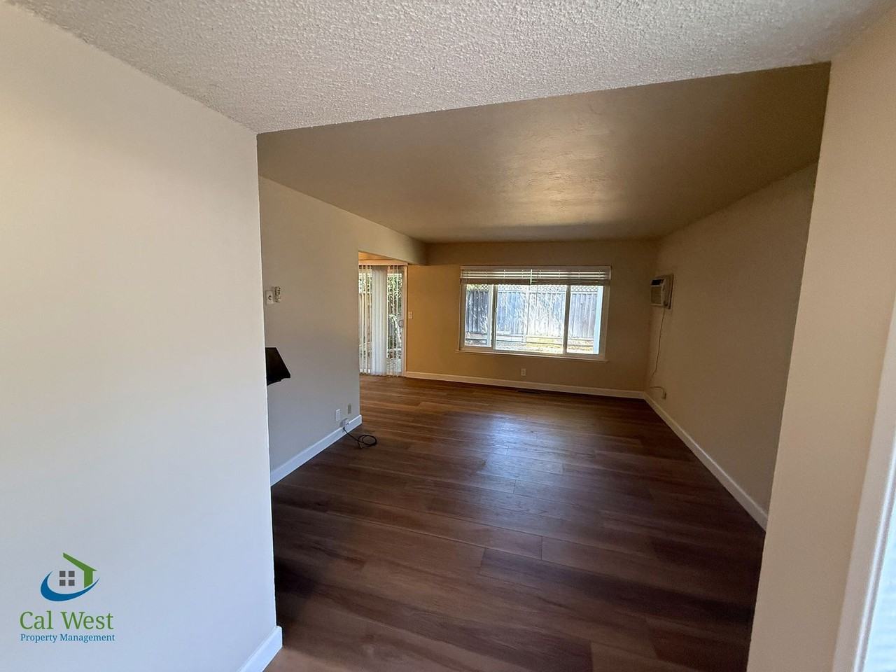 5863 Hillview Ave - Photo 4 of 35