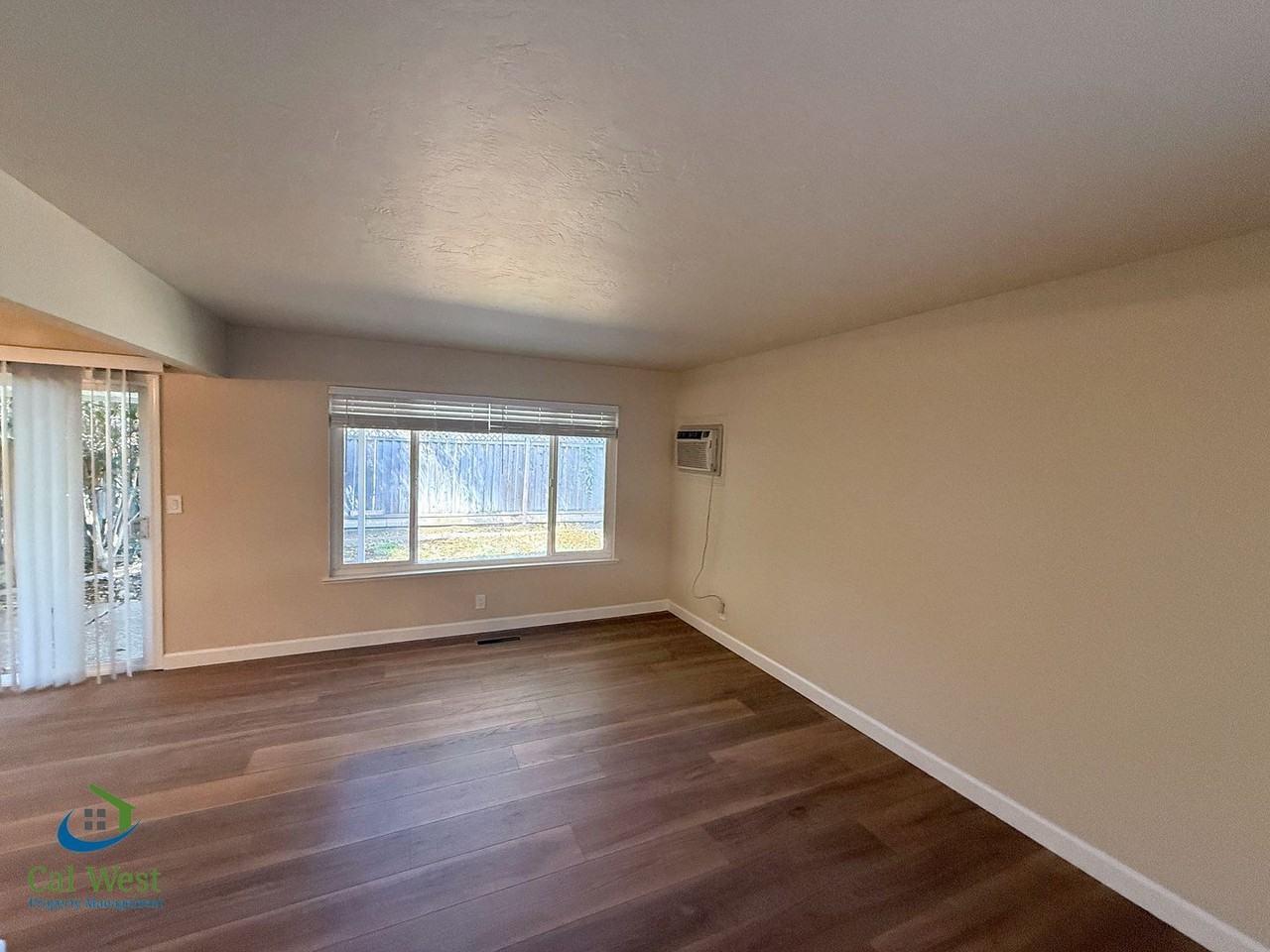 5863 Hillview Ave - Photo 5 of 35