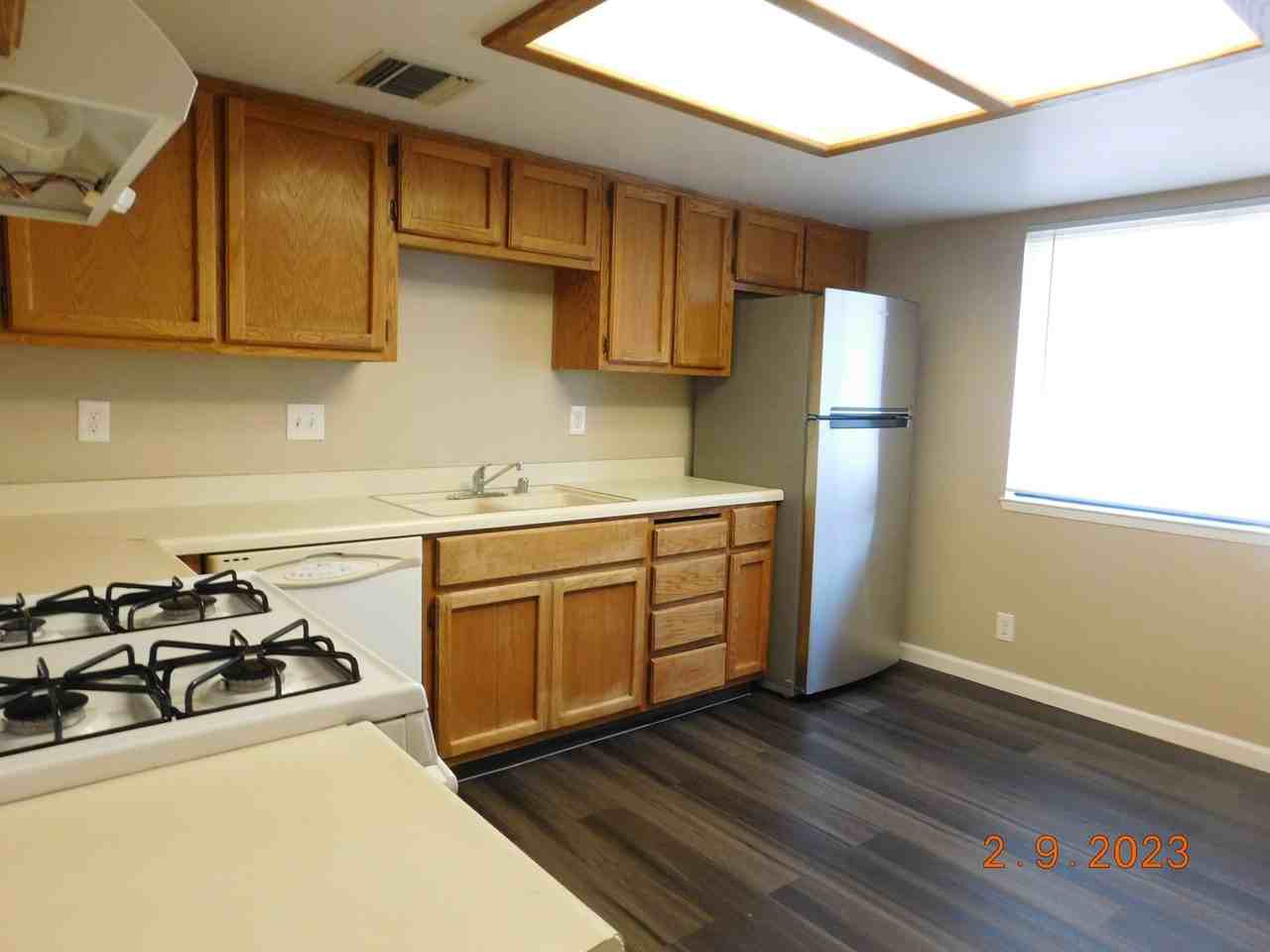 413 S Sunset St - Photo 4 of 9