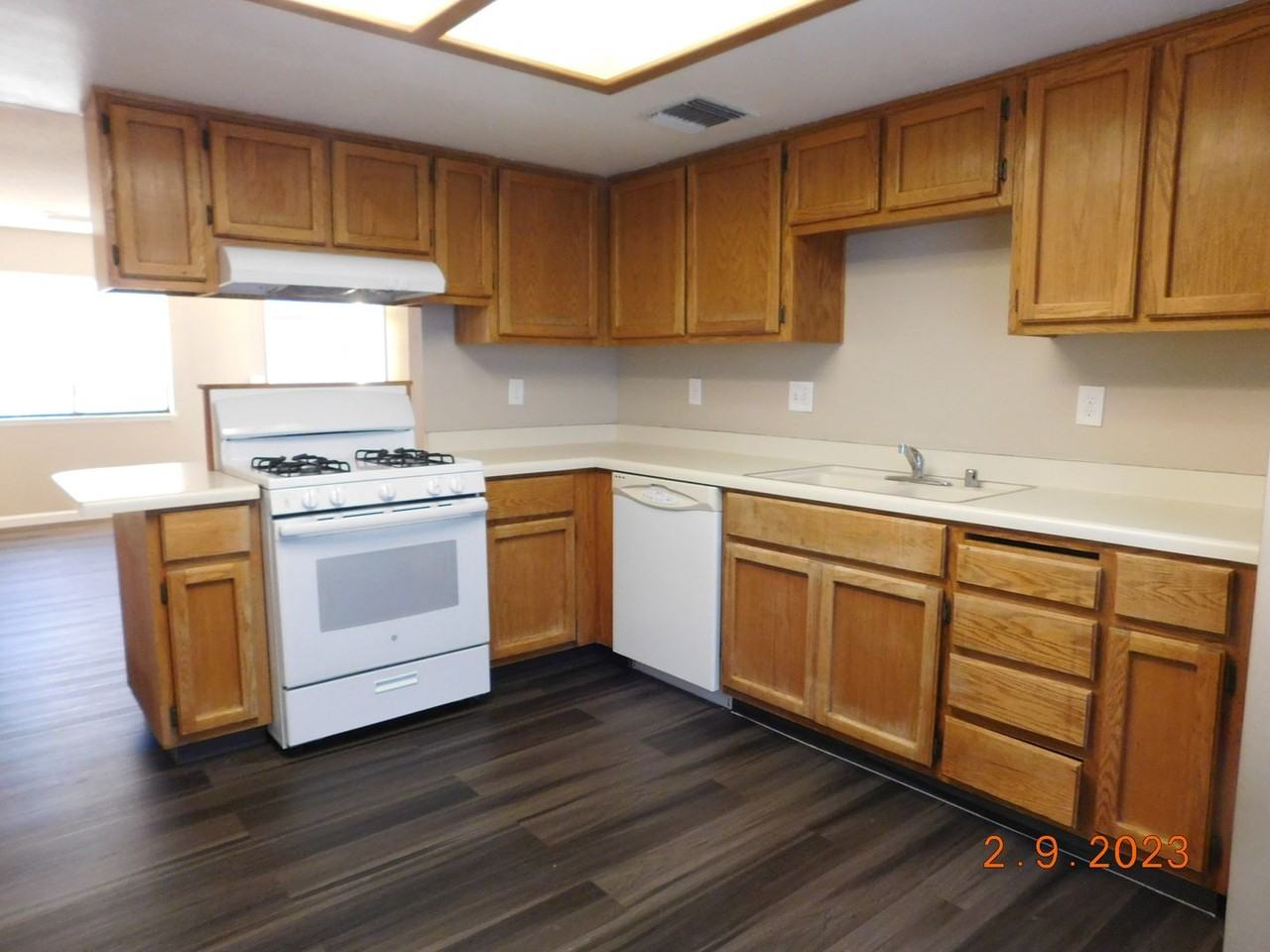 413 S Sunset St - Photo 5 of 9