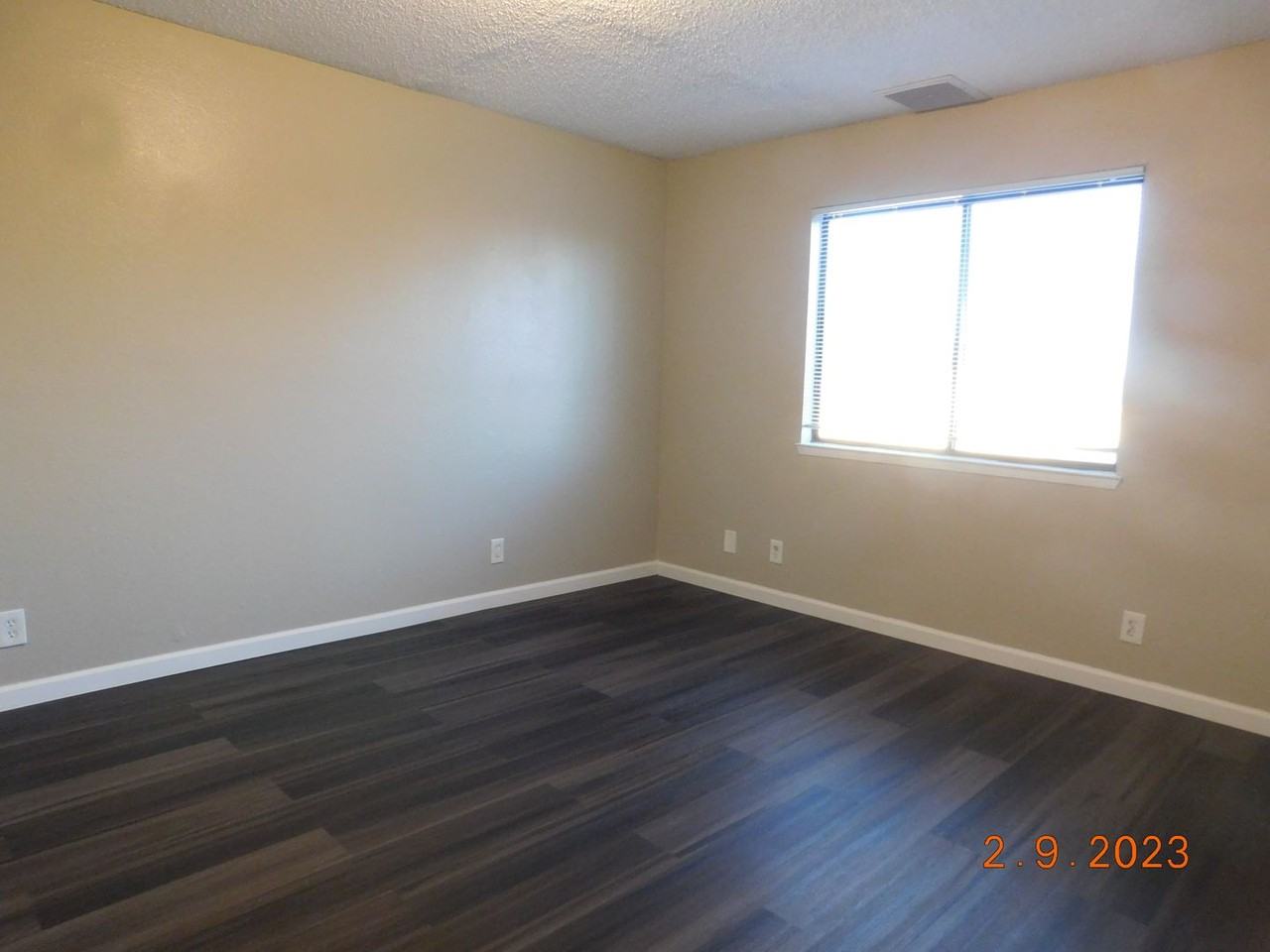 413 S Sunset St - Photo 6 of 9