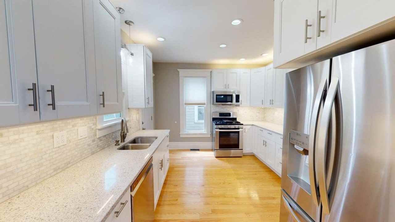 1348 Summit St - Photo 2 of 23