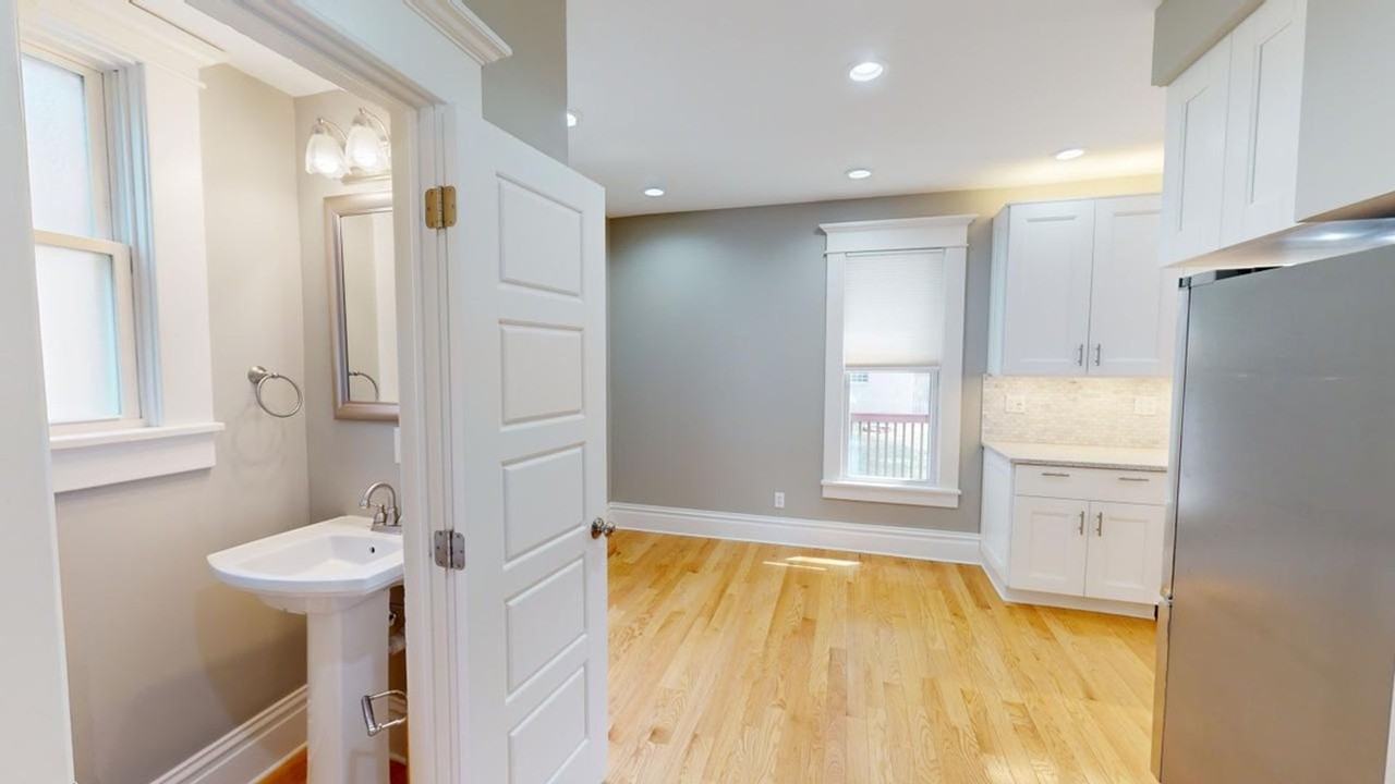 1348 Summit St - Photo 4 of 23