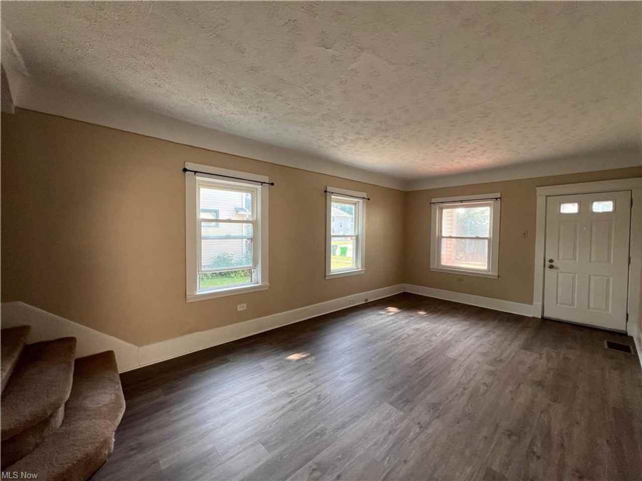 1365 Craneing Rd - Photo 7 of 25