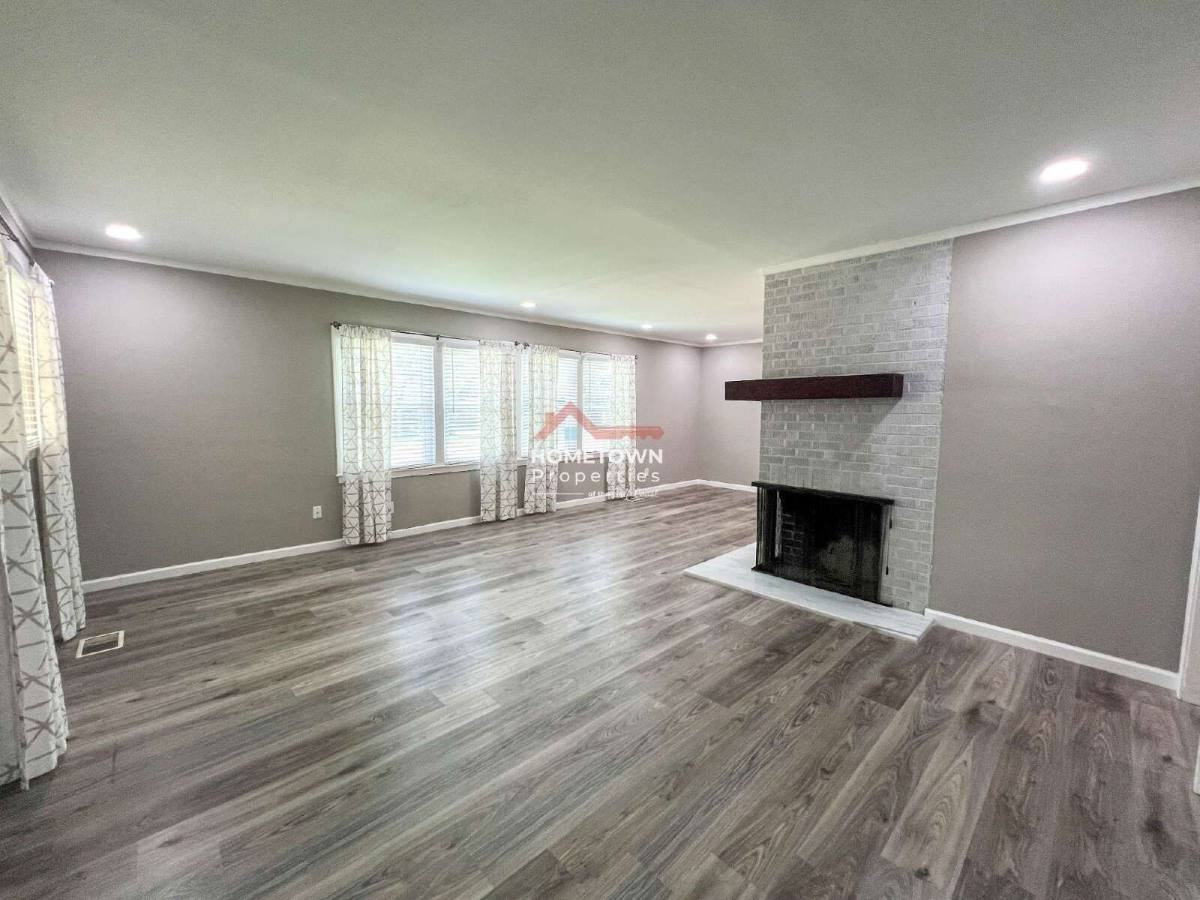 1815 Hallmark Drive - Photo 2 of 10