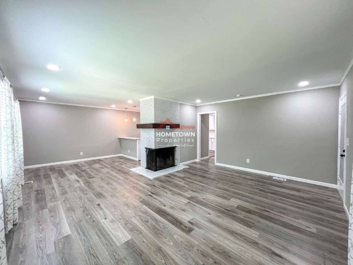 1815 Hallmark Drive - Photo 3 of 10