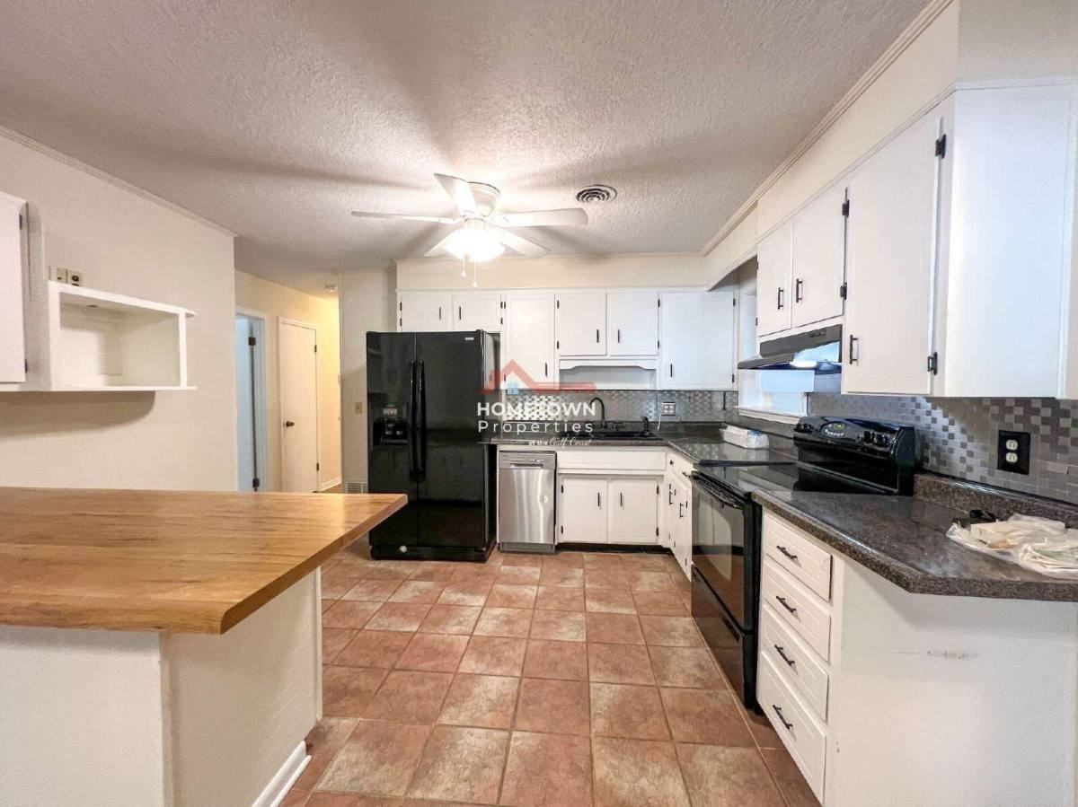 5891 Avondale Rd - Photo 3 of 9