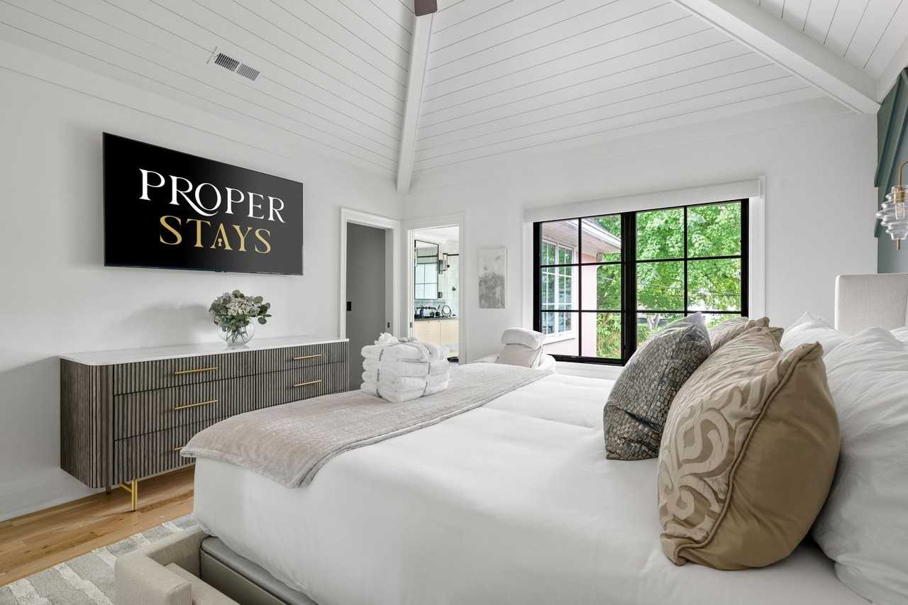 5 1/2 Bennett St - Photo 3 of 44