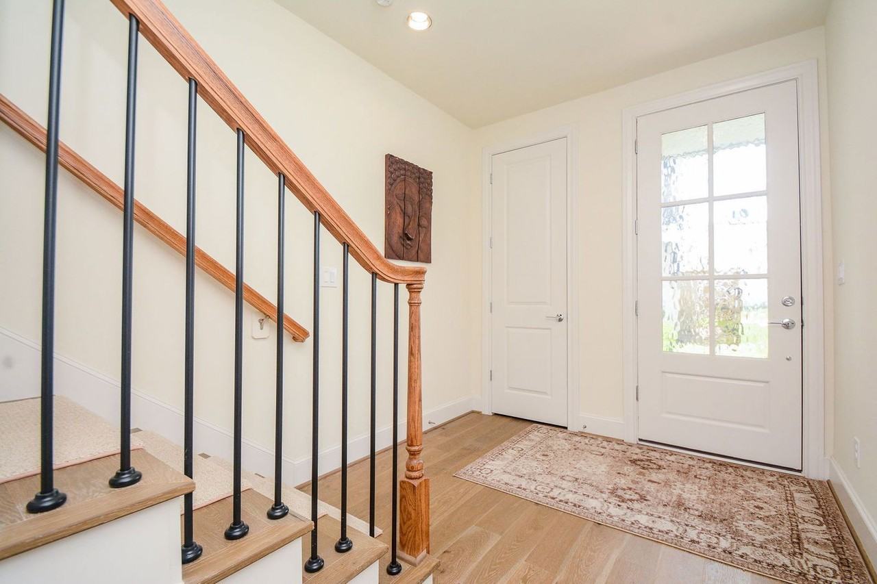 8745 Park Kolbe Ln - Photo 3 of 32