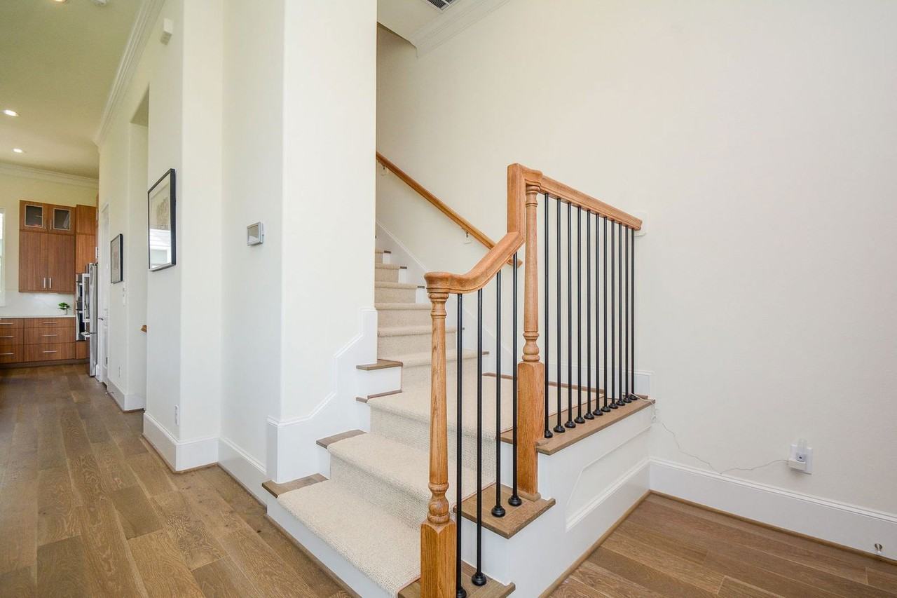 8745 Park Kolbe Ln - Photo 4 of 32