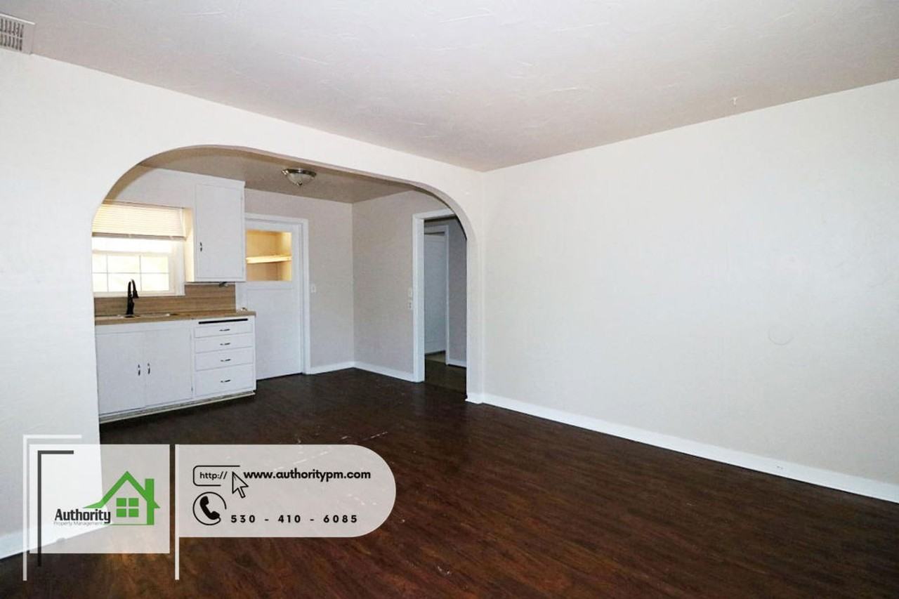 5401 Rosswood Ln - Photo 4 of 15