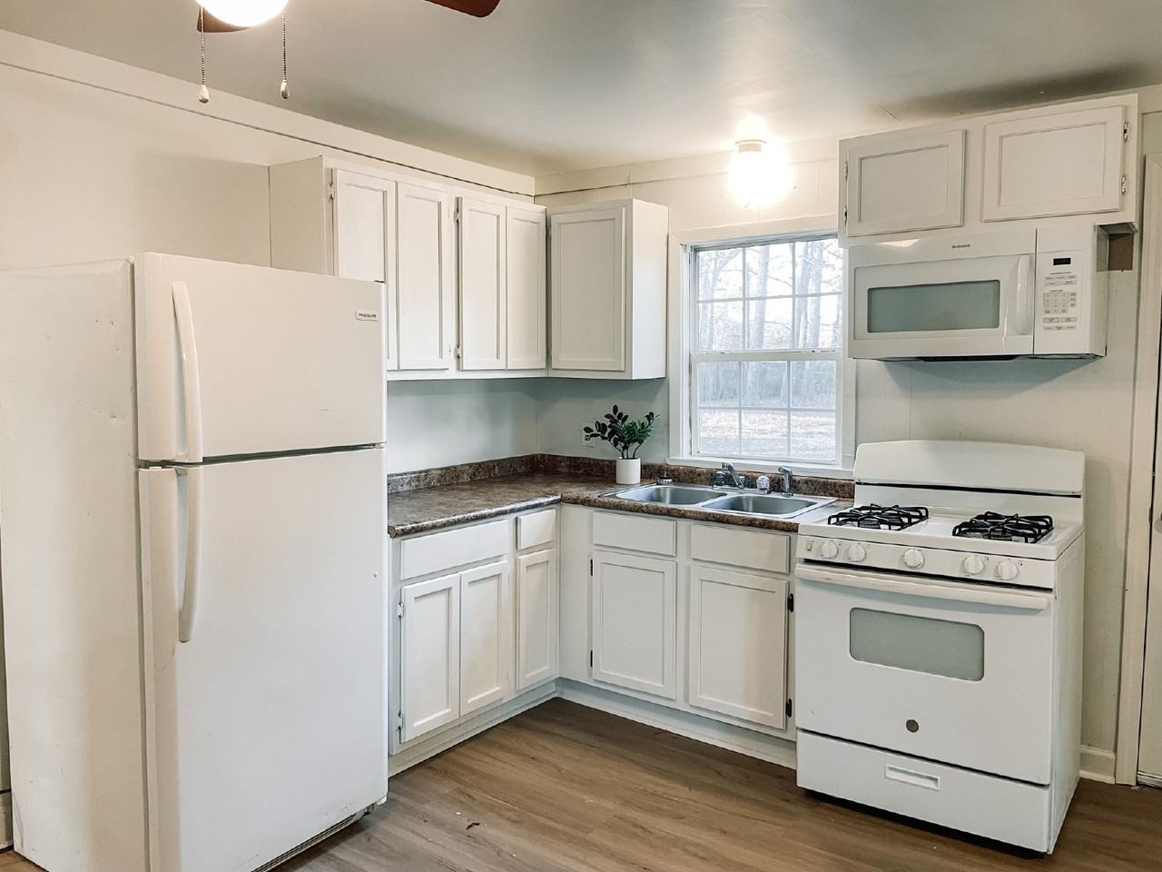 205 E Matthews St - Photo 2 of 17