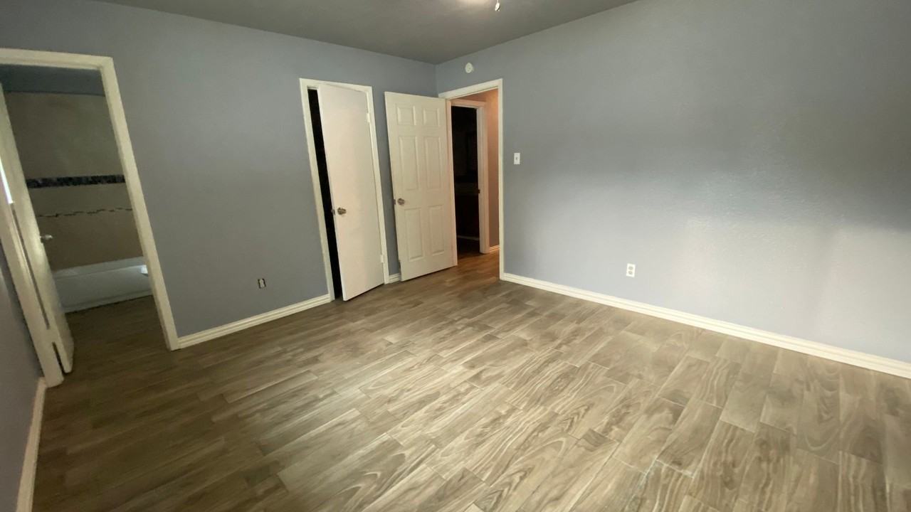 11910 Hunkler Dr - Photo 4 of 15