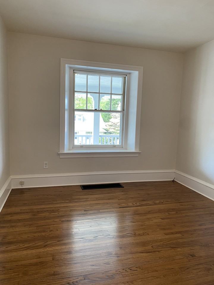 1004 Stirling St #1stFL - Photo 4 of 9