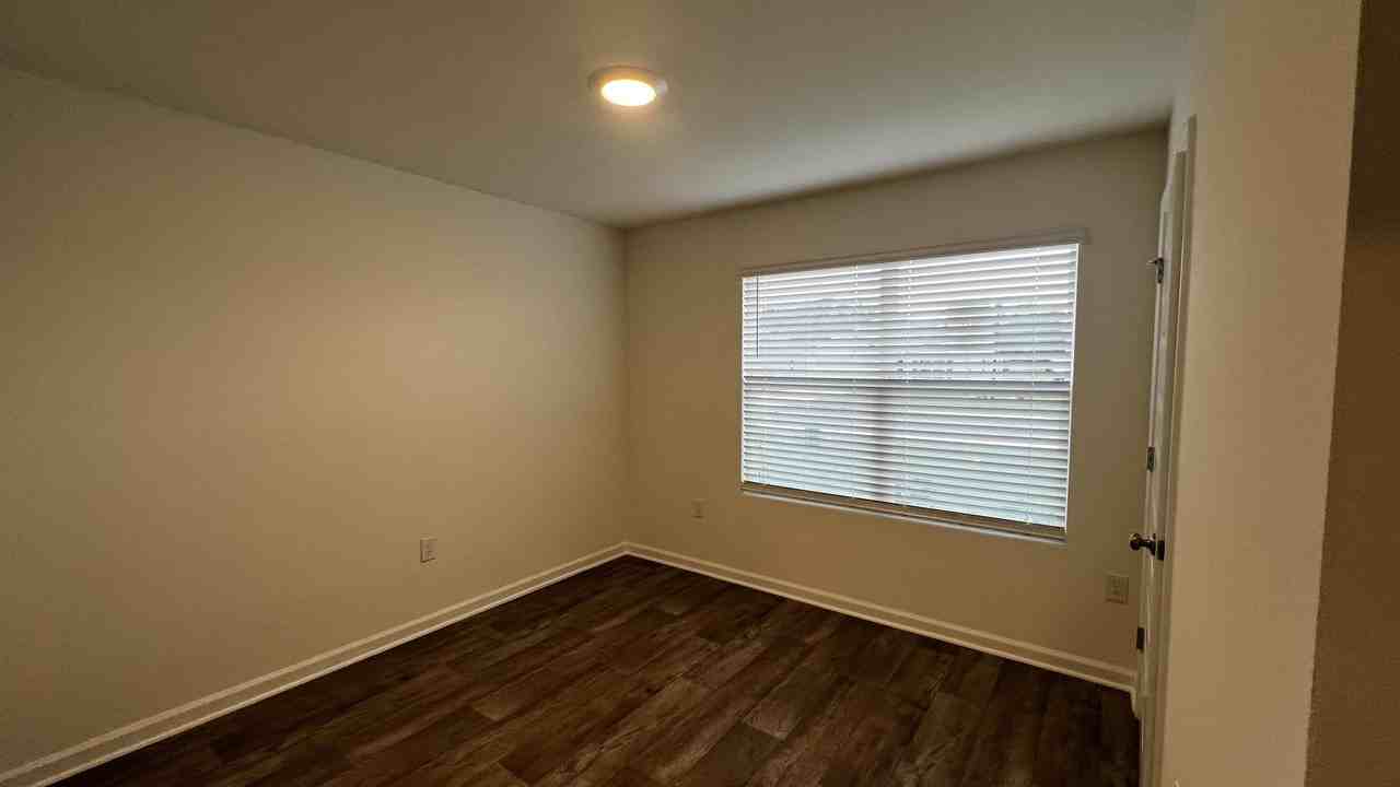 17128 Muse St - Photo 7 of 32