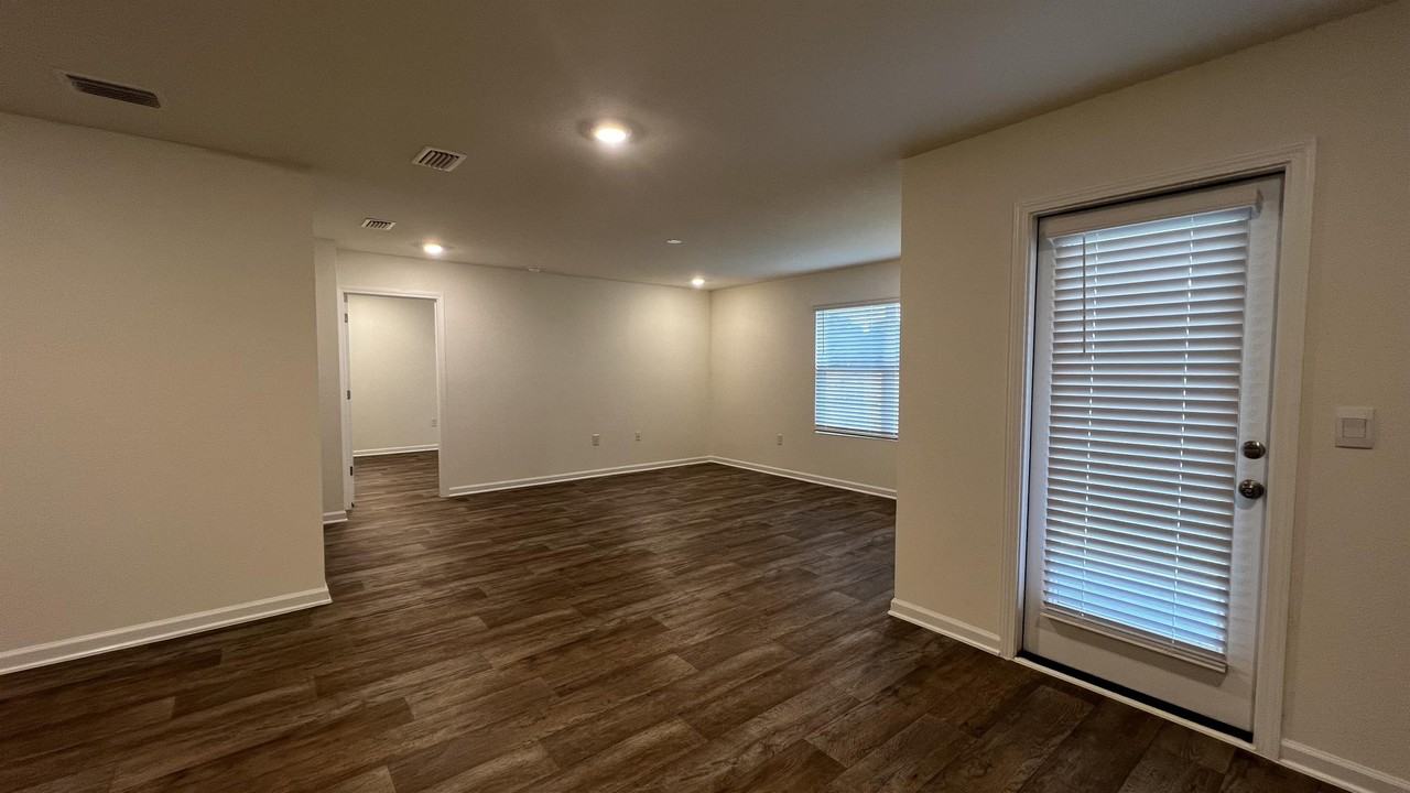 17128 Muse St - Photo 3 of 32