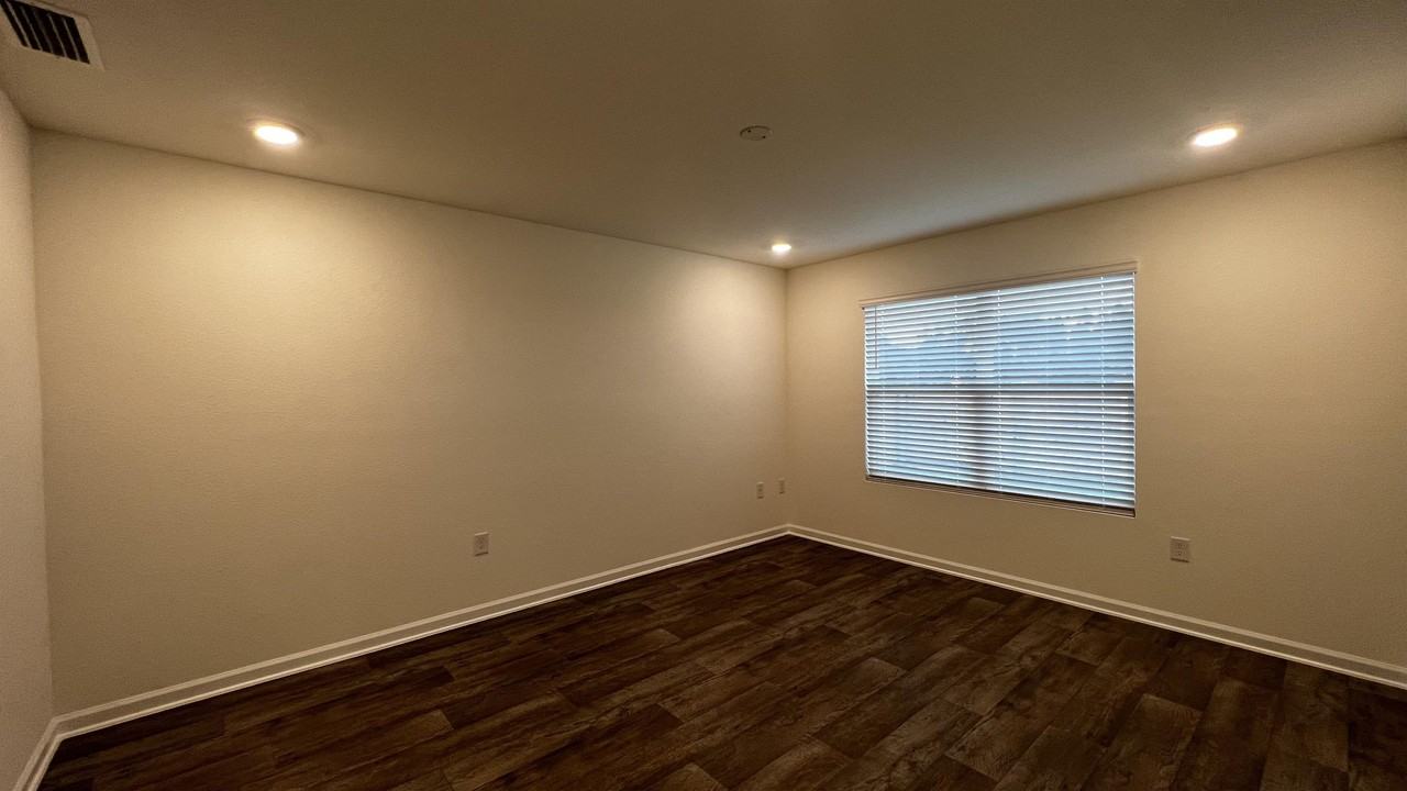 17128 Muse St - Photo 5 of 32