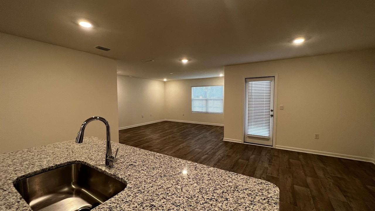 17128 Muse St - Photo 6 of 32