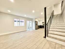 featured image of 6032 Romaine St #4