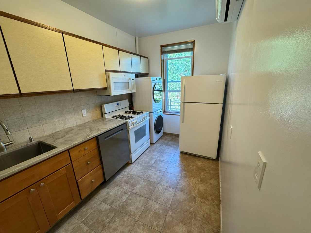 197 31st St #2 - Photo 2 of 8