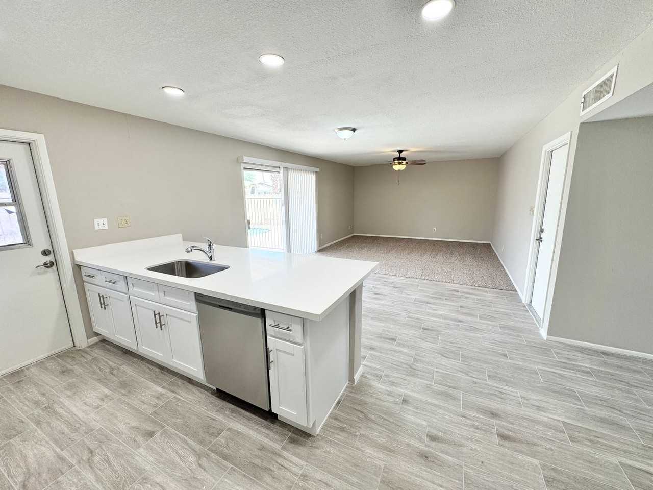 2113 E Colgate Dr - Photo 2 of 31