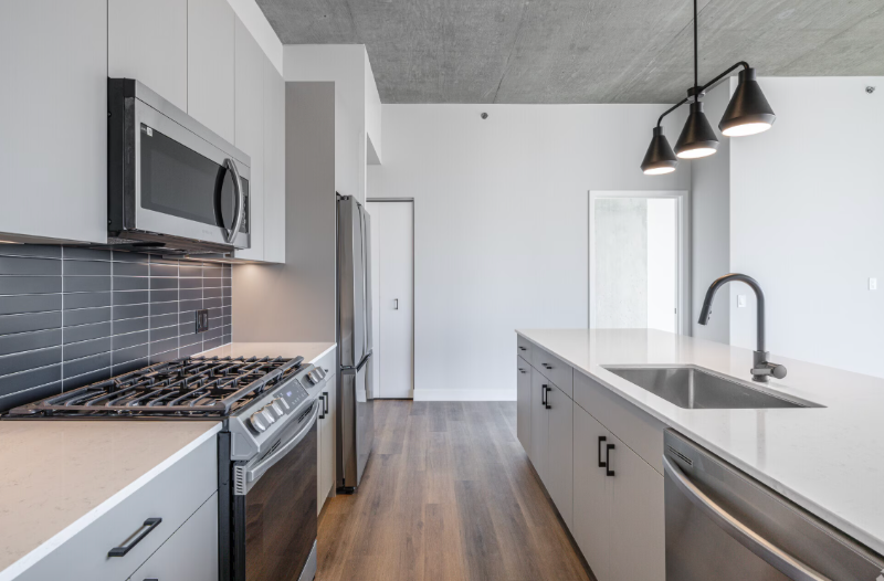 1112 W Carroll Ave - Photo 2 of 10