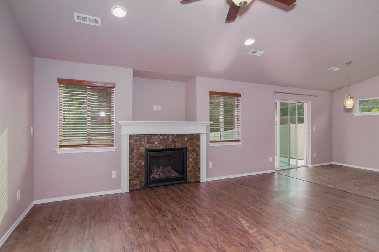 1423 N Rogue River St - Photo 2 of 18