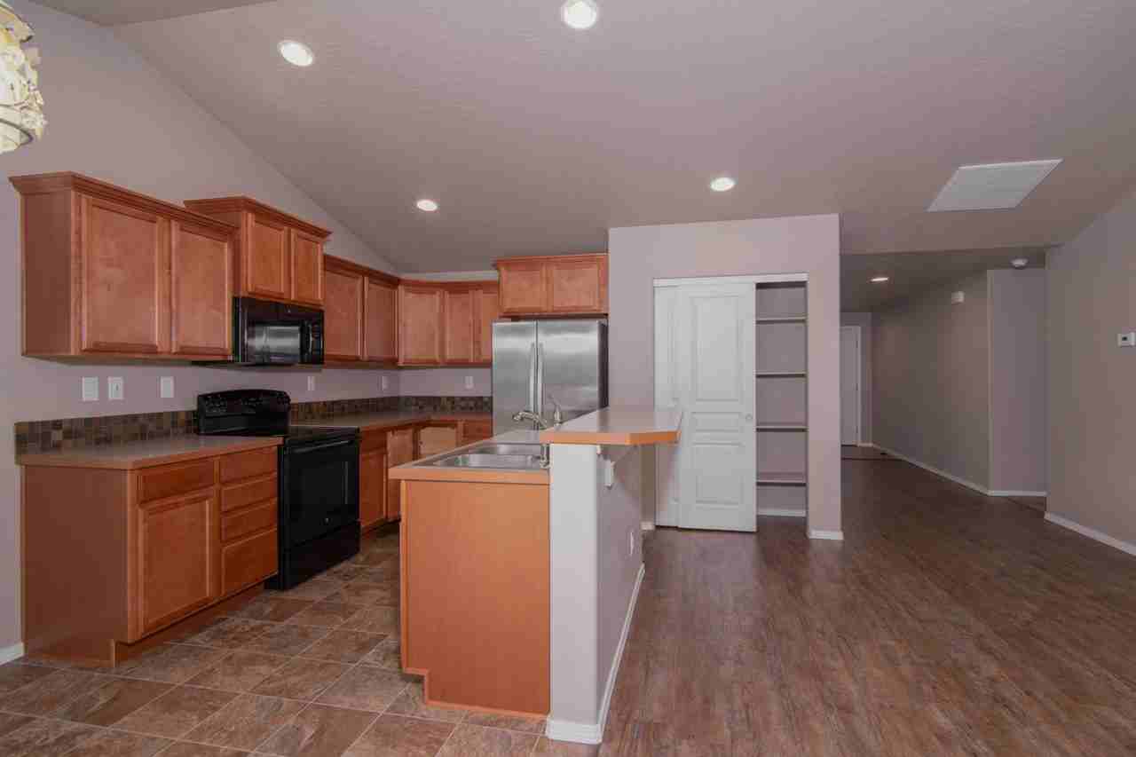 1423 N Rogue River St - Photo 3 of 18
