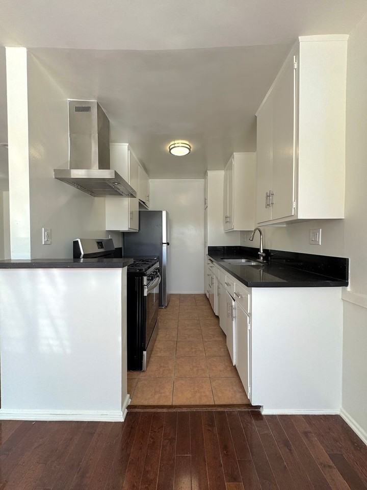 1159 N Curson Ave #11 - Photo 5 of 12