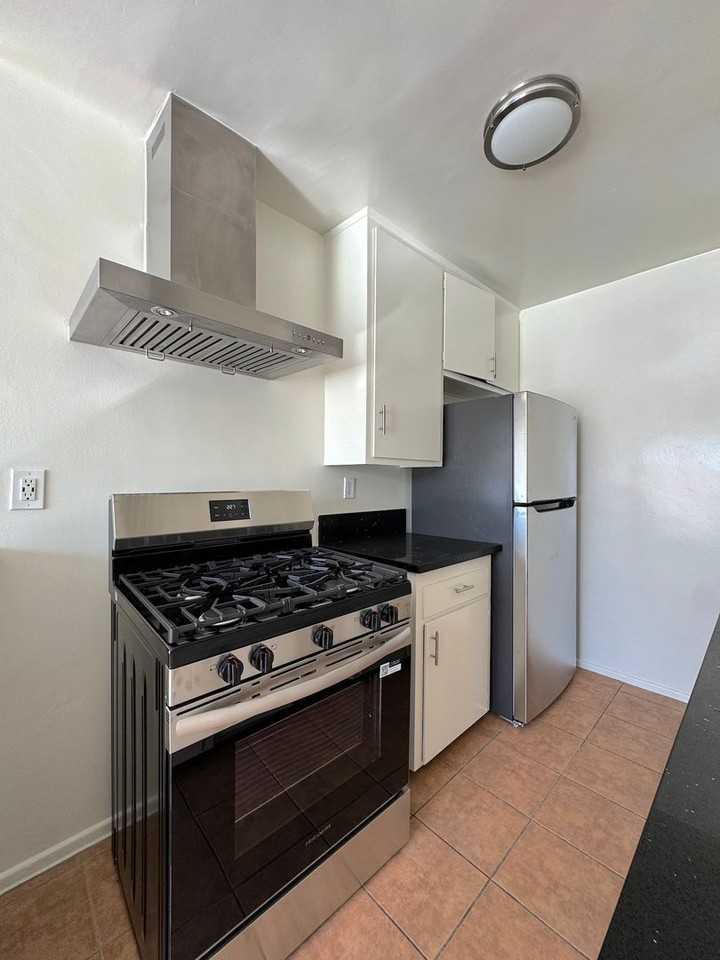 1159 N Curson Ave #11 - Photo 6 of 12