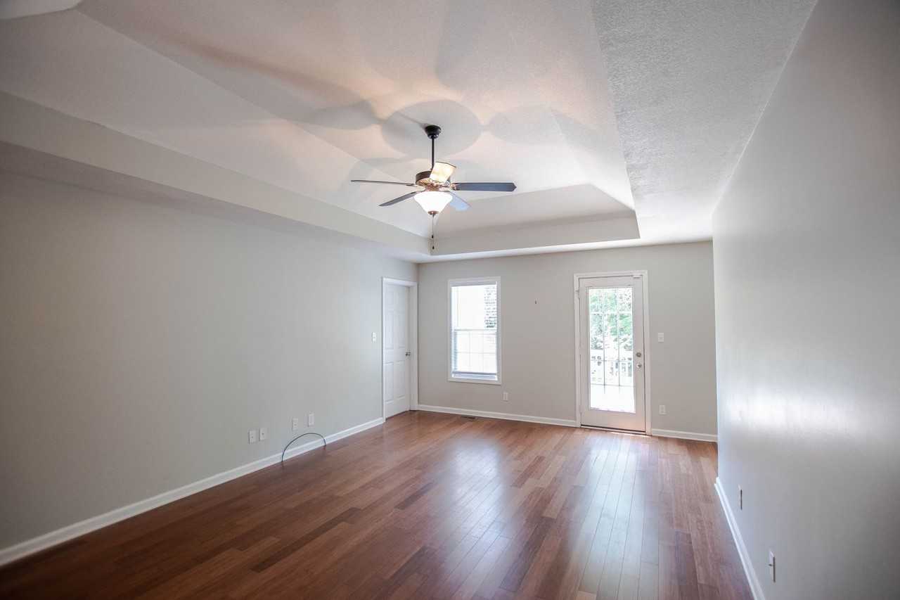 335 Chalet Cir - Photo 3 of 17