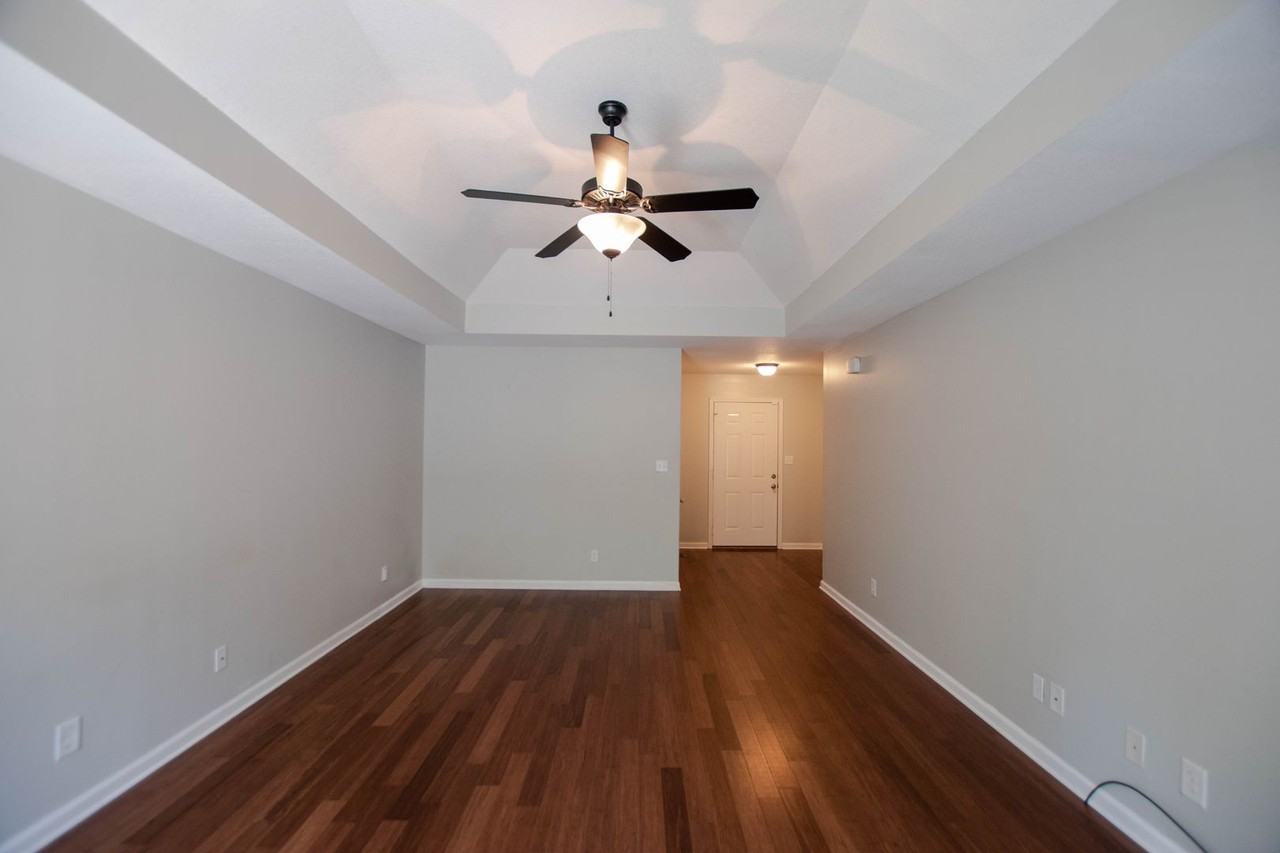 335 Chalet Cir - Photo 4 of 17