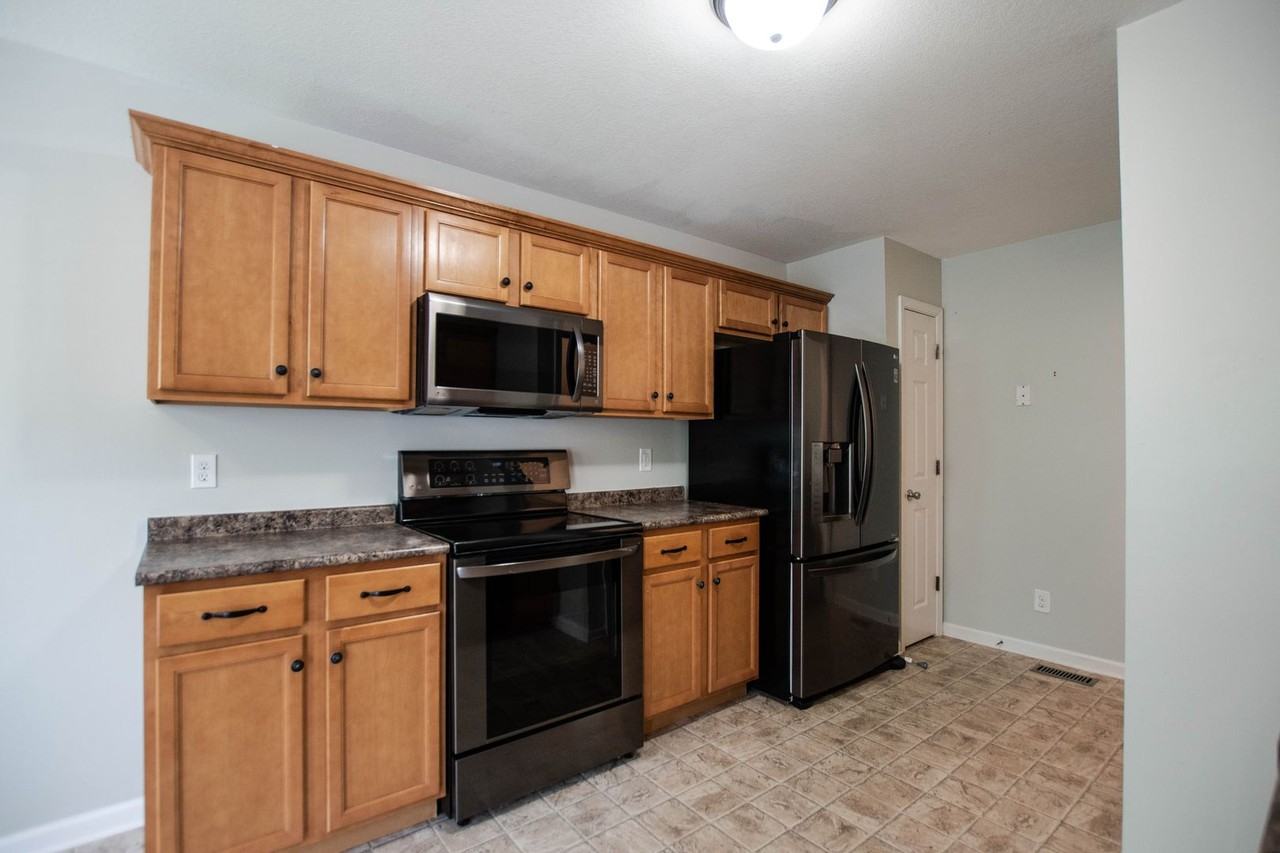 335 Chalet Cir - Photo 7 of 17