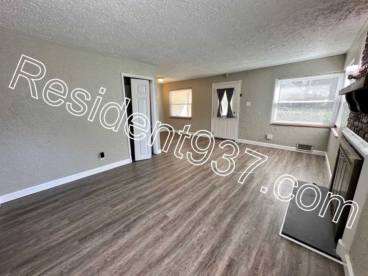 301 Rockhill Ave - Photo 4 of 17